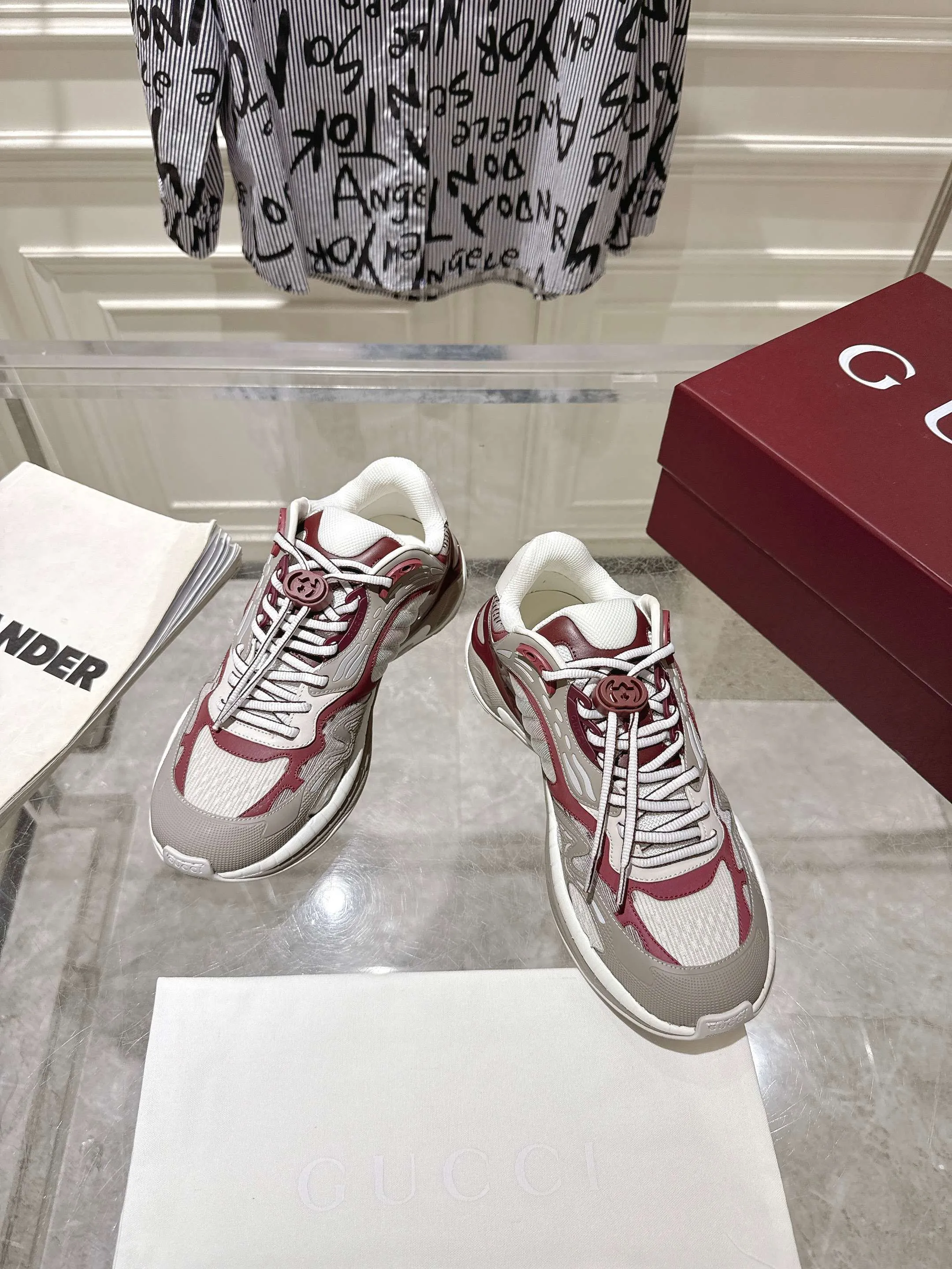 👟👟Ex-factory price 980👟👟Upgraded version with airplane case Gucci Gucci 25ss hot new style couple style retro sports shoes dad shoes This Gucci 2.0 reinterprets the brand's iconic striped webbing elements. This new interpretation of iconic details uses EVA thick soles with a smart silhouette, bringing a stable and comfortable wearing experience. Delivered in exquisite packaging. Fabric: Made of original imported cowhide/technical fabric. Inner foot pad: Breathable mesh. Heel height: 4cm. Sole: Original customized ultra-light foam rubber outsole. Size: 35-45 (women's size 40, men's size 45, custom-made, non-returnable)